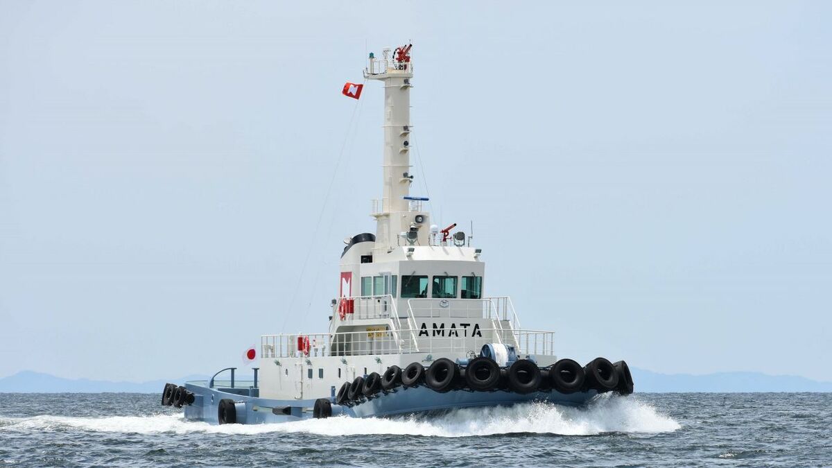 Tug boat V.B. Adriatico assisting oil tanker Brasil Knutsen in Las