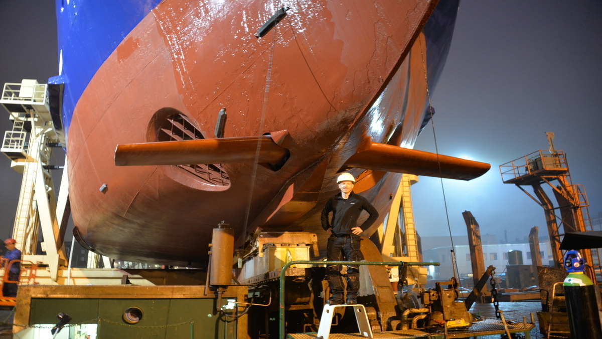 Wavefoil chief executive Eirik Bøckmann with MF Teistin and installed bow foil (credit: Wavefoil)