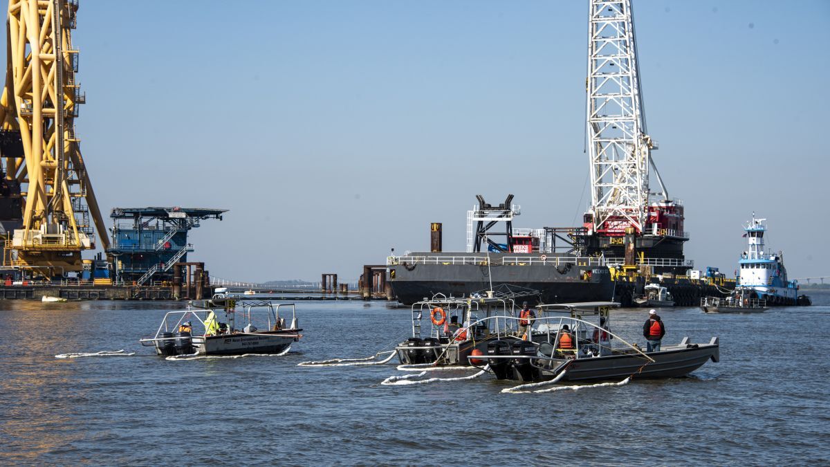 Vessels deploy pollution control as salvors plan to cut section 7 of Golden Ray wreck (source: UC)