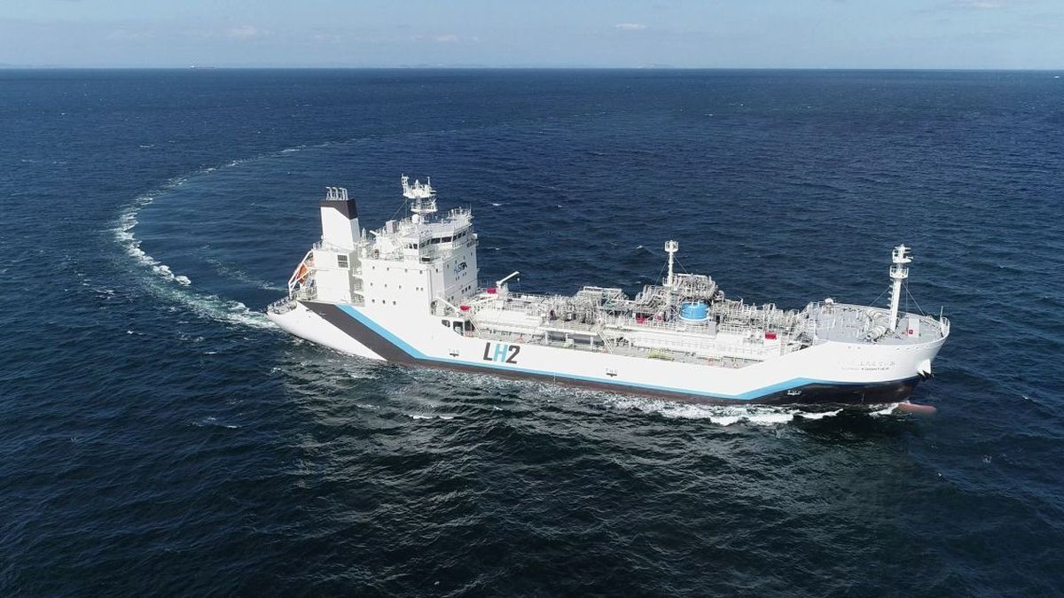 Supported by Shell, the world's first LH2 carrier Suiso Frontier made its maiden voyage in December-January 2022 (source: KHI)