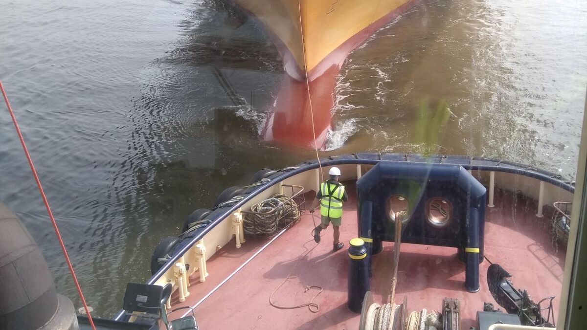 A crew member on a Svitzer tug handles a non-weighted heaving line from a ship on the River Thames (source: Riviera Maritime Media)