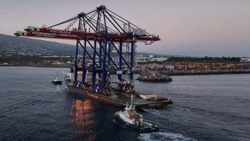 Boluda Towage tugs assist port crane delivery to Reunion Island