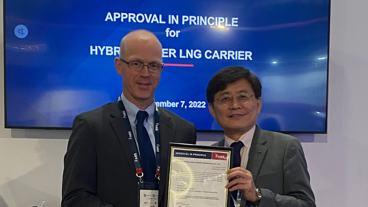 ABS vice president of technology Gareth Burton presents a certificate of AiP to DSME R&D institute head and EVP Dong Kyu Choi for DSME's hybrid system for LNG carriers (source: ABS)