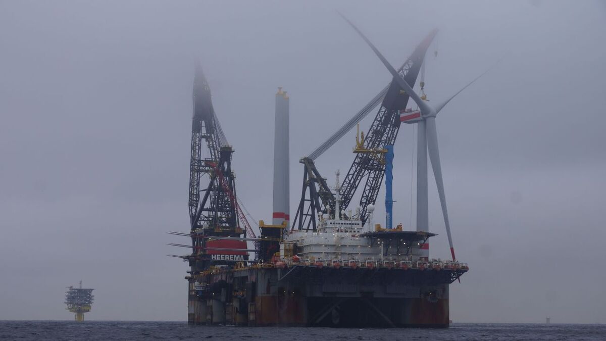 One of the cranes on Thialf assembled the wind turbine generator; the second lifted it on to the foundation (source: Heerema)