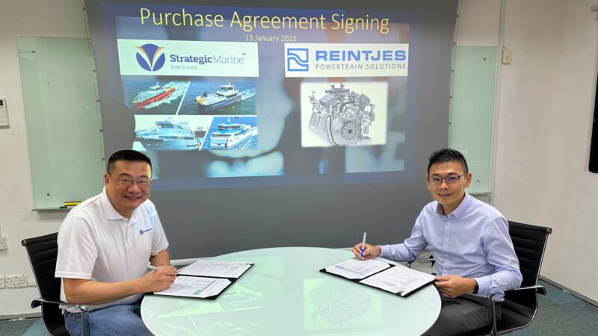 Strategic Marine CEO Eng Yew Chan (left) and Reintjes vice president global sales and network Alex Choe sign purchase agreement for transmission solutions (source: Strategic Marine)