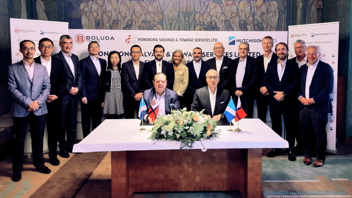 Executives from Boluda Towage and Hutchison Ports at the signing ceremony for the Hongkong Salvage and Towage Services join venture (source: Boluda)