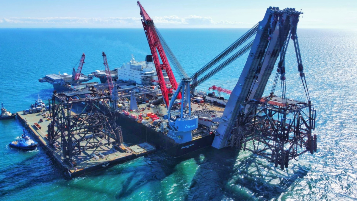 Decommissioning boom tightens availability of heavy-lift vessels
