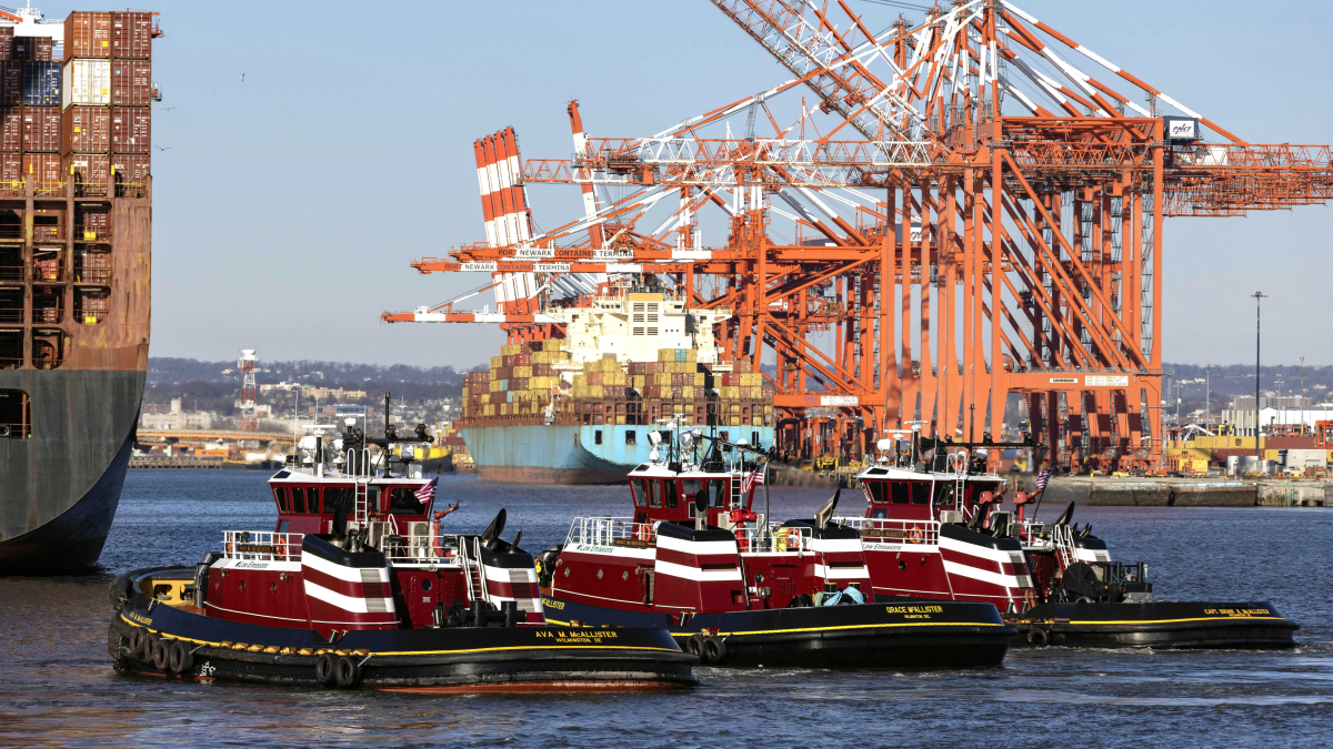Grace McAllister (middle) joins two other low emissions tugs to assist container ships in New York (source: McAllister Towing)