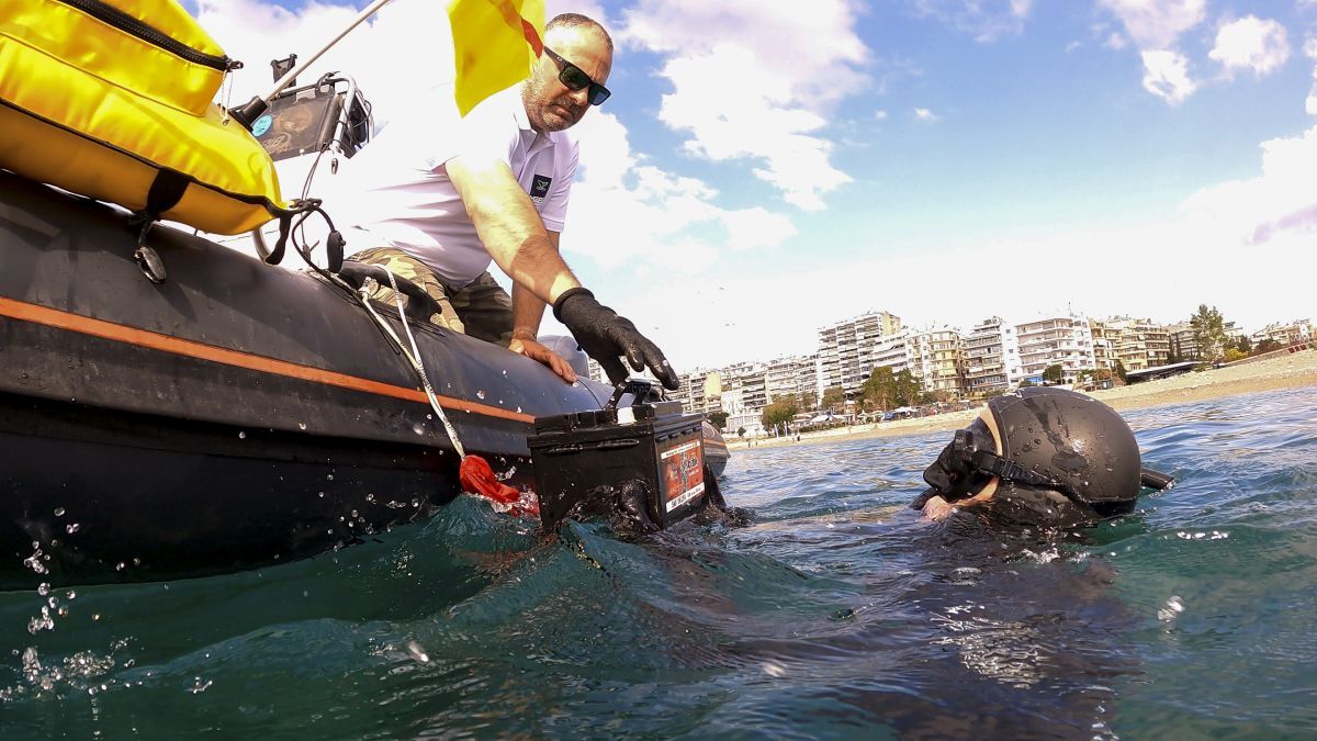 Waste removal during ERMA FIRST-led clean up off Piraeus (source: ERMA FIRST)