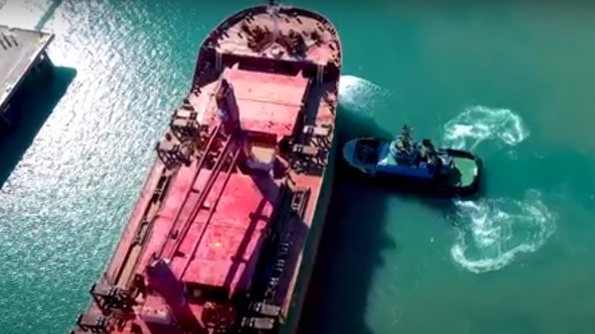 A tug manoeuvres a bulk carrier into the Port of Mackay with support of a NQBP marine pilot (source: NQBP)