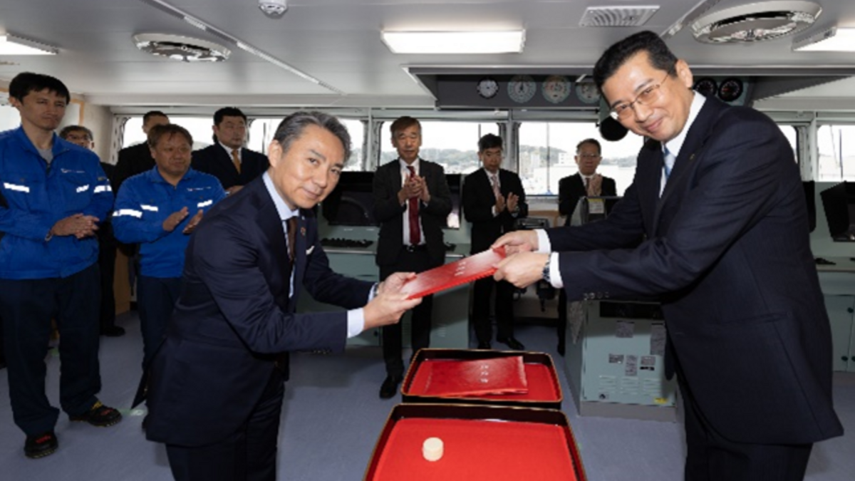 Letter of rendition letter of receipt, grant and receipt Right- Hiroshi Mori, Executive Officer of Mitsubishi Shipbuilding Co., Ltd. Left- KEYS Bunkering West Japan Co., Ltd. Representative Director T.png