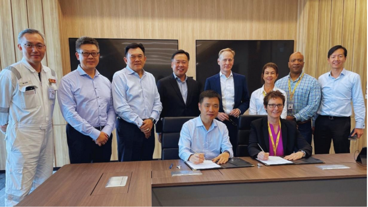MOU Signing by Mr William Gu, Executive Vice President of Seatrium Oil &amp; Gas (International),and Ms Hilary Mercer, EVP Projects and Engineering, Projects &amp; Technology, Shell,joined by senior management teams of both companies