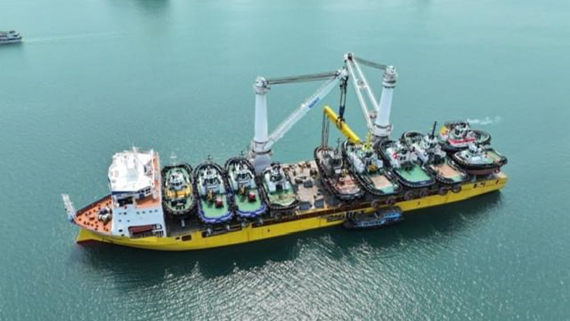 Heavy-lift ship transports tug newbuilds to Africa and Europe