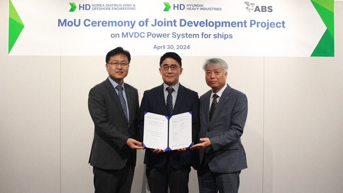 (L to R) Byoung-Hun Kwon, EVP, Digital Research Lab, HD KSOE; Bum-Woo Han, SVP, Initial Design Office, HD HHI; and Seong-Hun Kim, Director, Korea Business Development, ABS.jpg