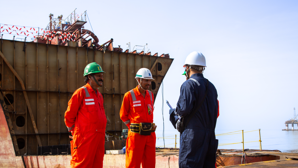 Safety meeting in ship recycling yard in India (source Nayeem Noor GMS)webzas.png