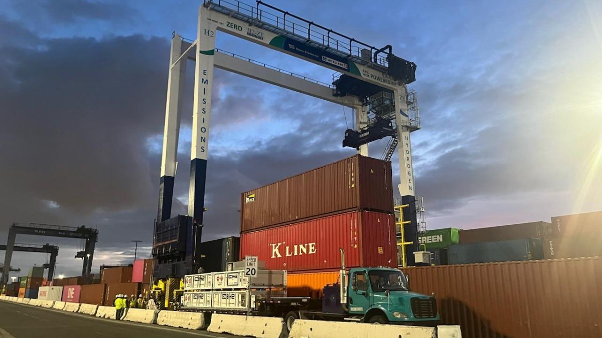 Debut of world’s first hydrogen fuel-cell RTG crane at LA port 