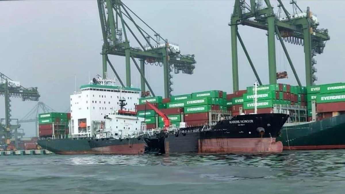 Oil spill clean-up underway in Singapore after Van Oord dredger collides with tanker