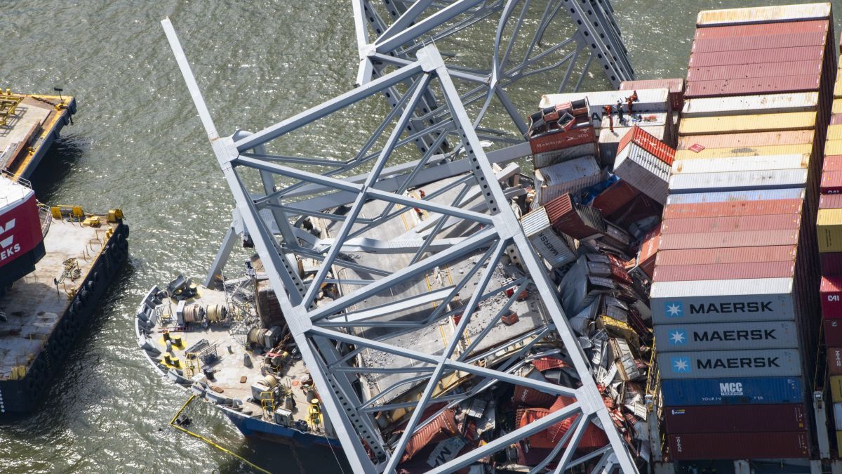 US_Coast_Guard_Unified_Command_Balitmore_bridge_wreck_on_Dali_container_ship.jpg