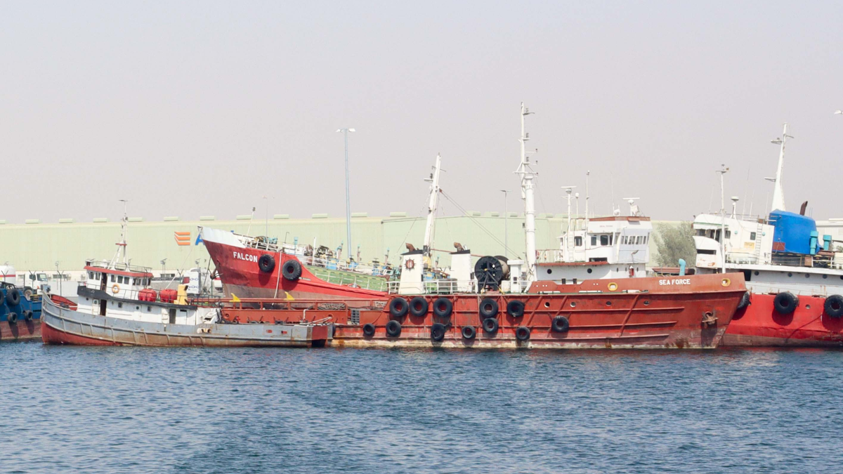 Old_tugs_and_ships_ready_to_be_scrapped_in_UAE_Riviera