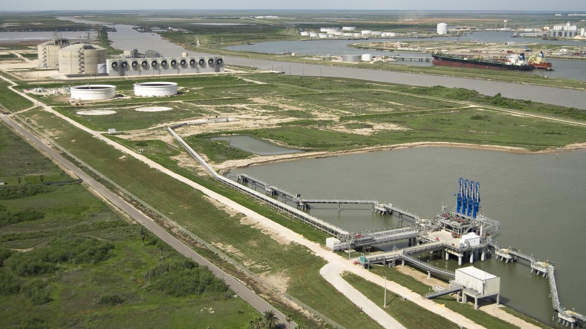 Freeport_LNG_Marine_Dock_with_Terminal_in_Background_(Freeport)_1200w.jpg