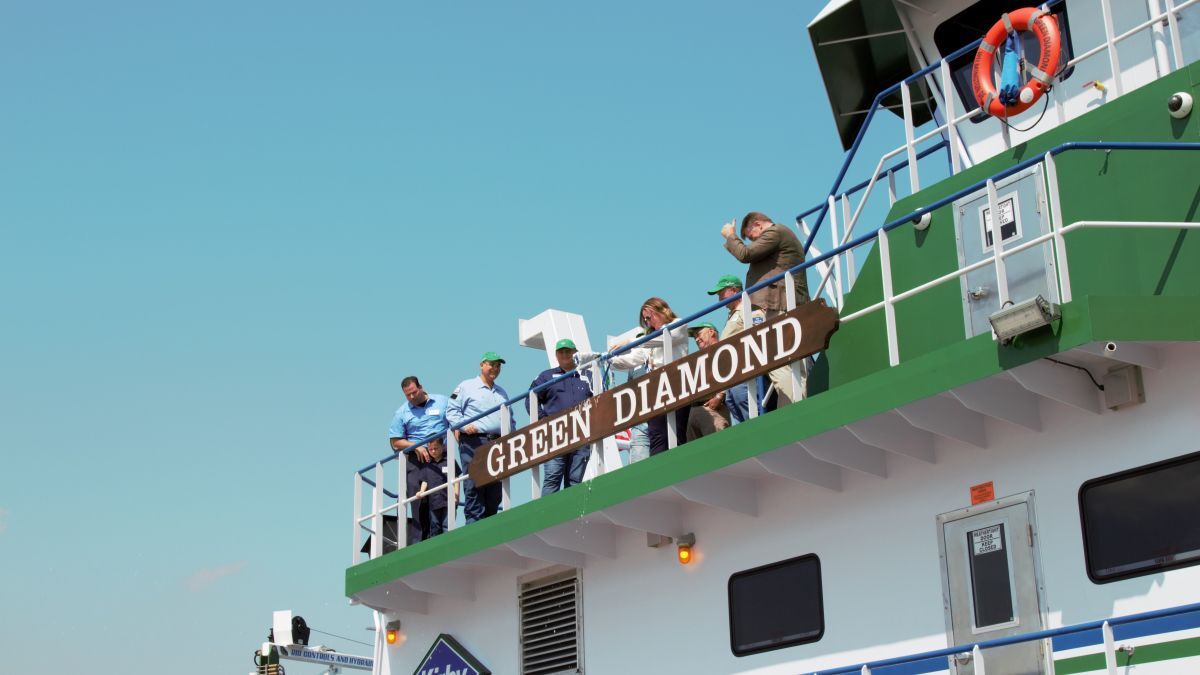 Kirby_new_inland_hybrid_electric_tow_boat_Green_Diamond_jpg.jpg
