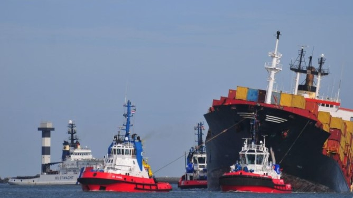 Rotortugs_salvage_a_container_ship_that_has_lost_containers_hazards_at_sea_Ocean_Project.png