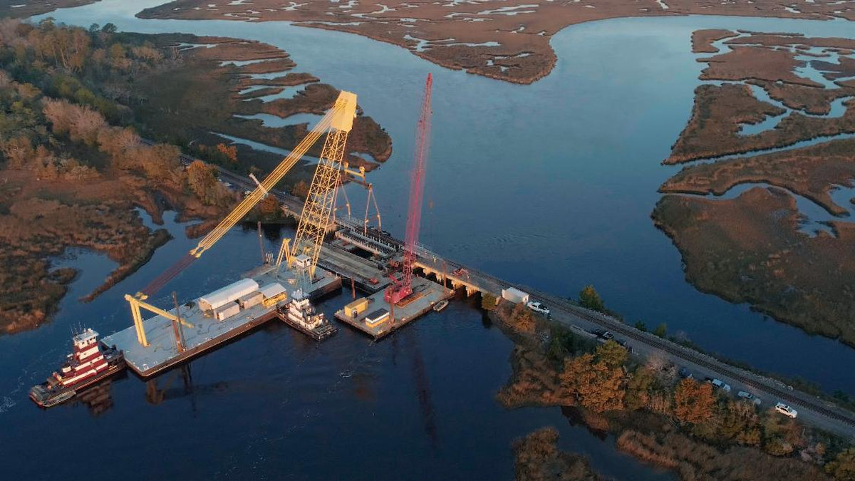 Stevens_Towing_pusher_tug_barge_crane_set_girders_on_the_Highway_17_bridge_going_over_the_Waccamaw_River