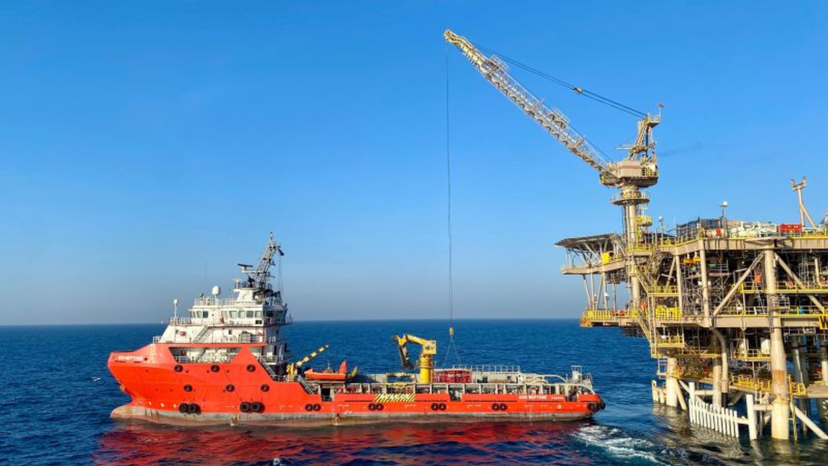 AOS_Neptune_OSV_in_the_Middle_East_on_DP_as_cargo_is_offloaded_onto_a_platform