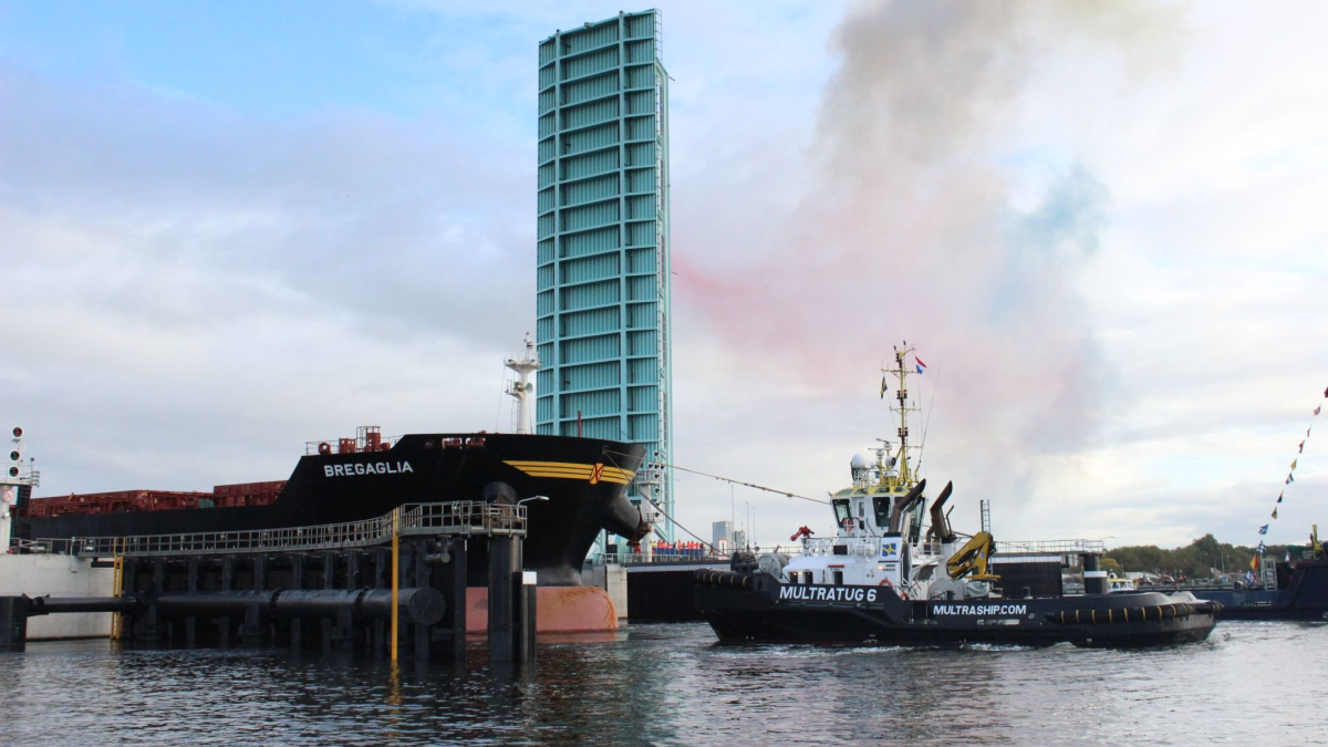 Multraship_tug_helps_ship_through_New_Lock_in_Port_of_Terneuzen