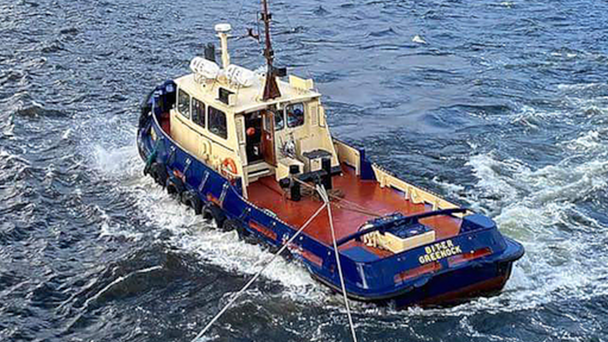 Tug_Biter_towing_a_ship_before_it_capsized_and_sank