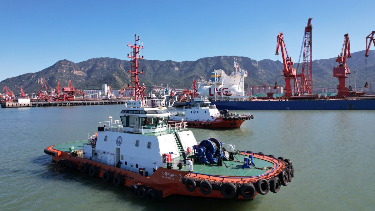The Insane Amount of Power Tugboats Pack to Move Giant Ships