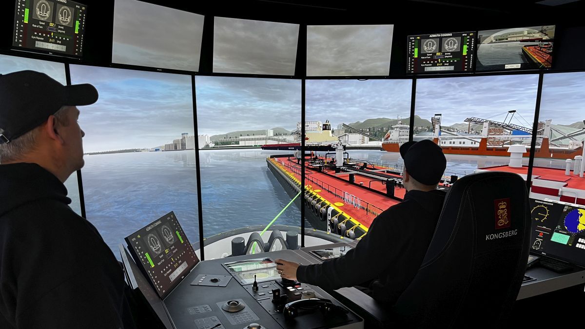 A_tug_master_practises_on_a_tug_simulator.jpg A_tug_master_practises_on_a_tug_simulator.jpg