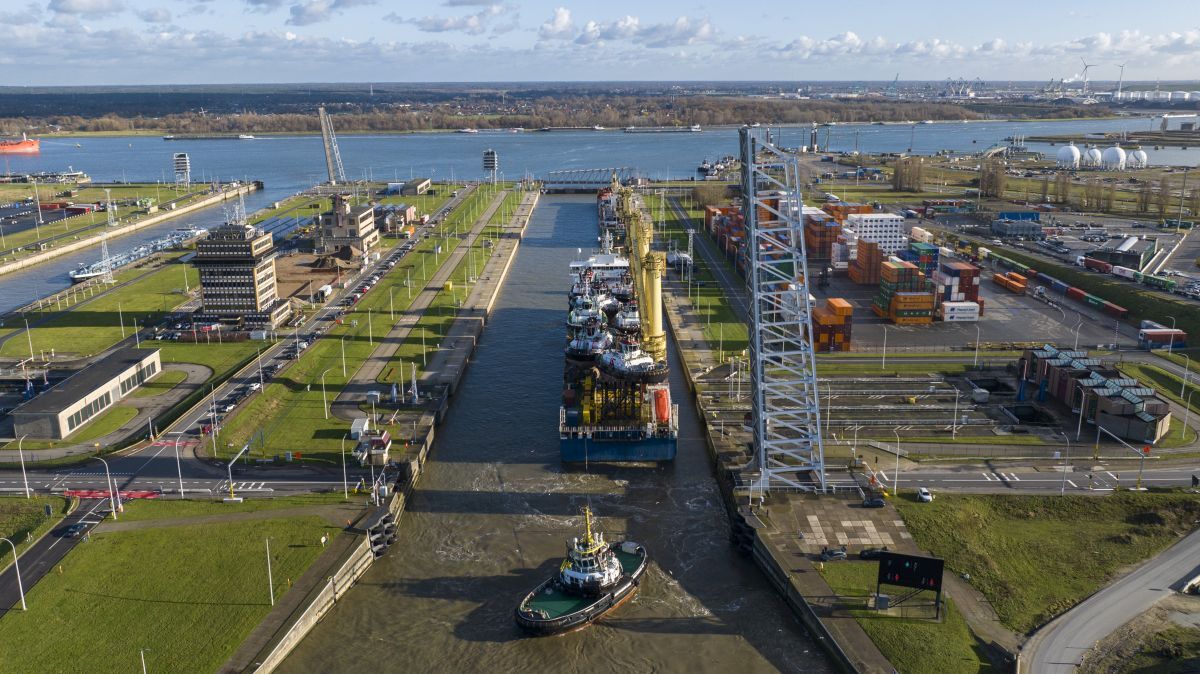 Sustainable Growth and Safety in Dutch Ports