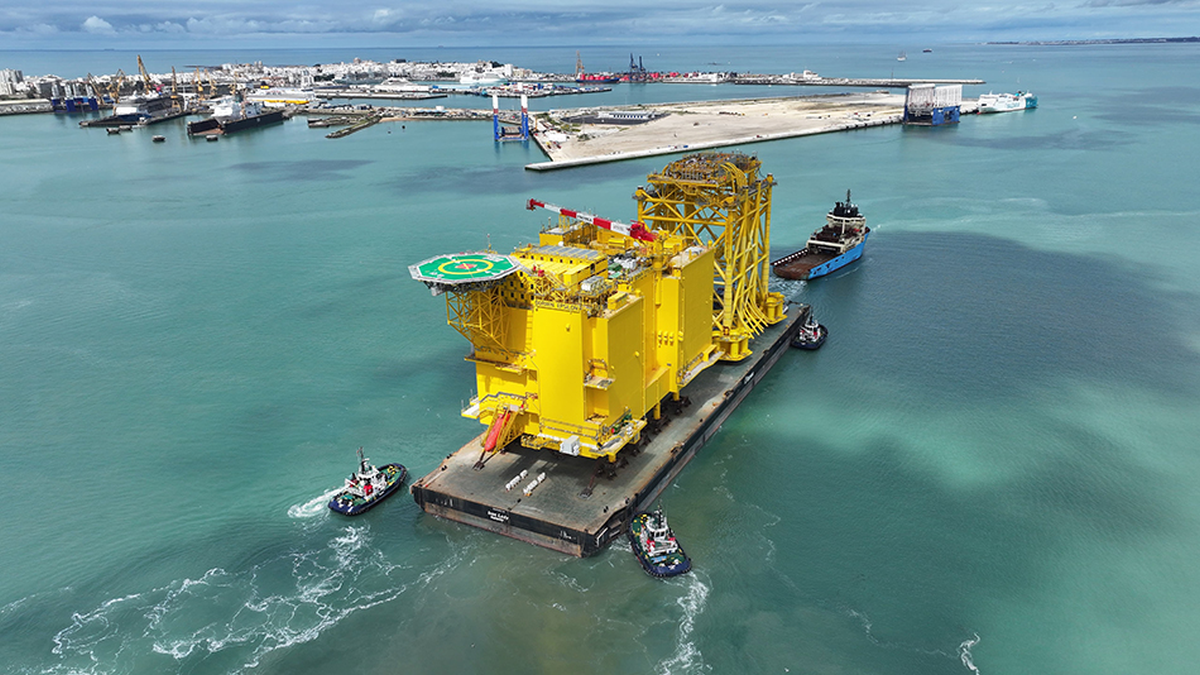 Boluda_tugs_support_Borwin5-platform_sail_away