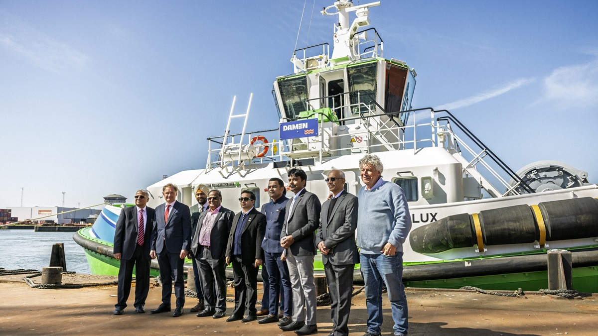 Damen_Shipyards_Group_signs_MoU_with_Square_Port_Shipyard_to_build_Damen_vessels_in_India_in_front_of_electric_tug