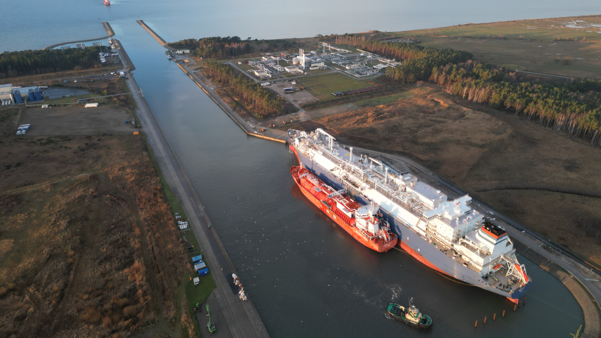 12. DRG discharging at Mukran LNG Terminal credits DRG Sebastian Frauenlobwebzhgf