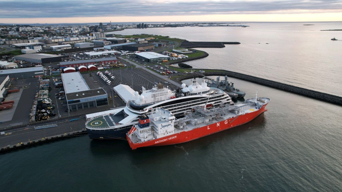 4. Reykjavik Coral Energy alongside le Commandant Charcotwebzhgf