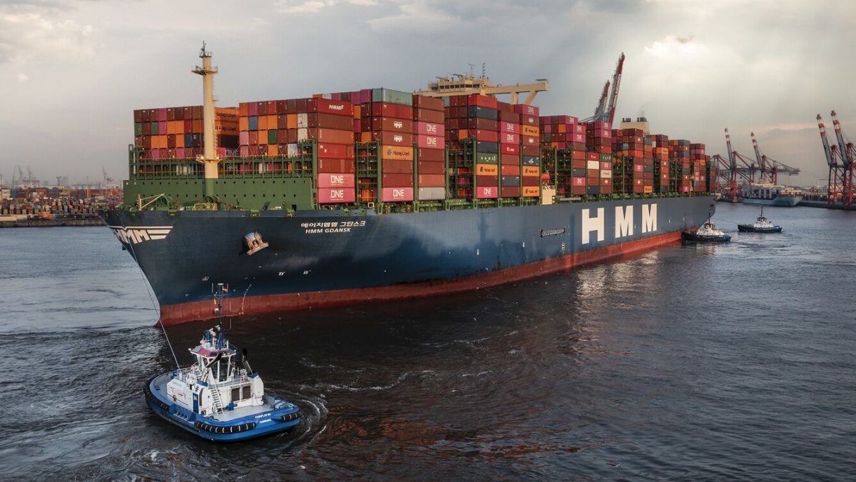 Fairplay tugs assist an HMM container ship in Port of Hamburg