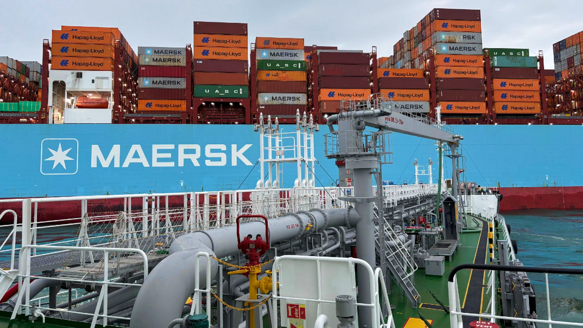 Maersk box ship completes first trial of new standard for methanol bunkering in Singapore