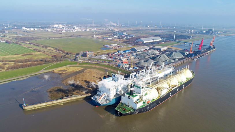 LNG Tanker ISH liegt neben der Floating Storage and Regasification Unit (FSRU) Hoegh Gannet im Brunsbtteler Elbehafen 1200w