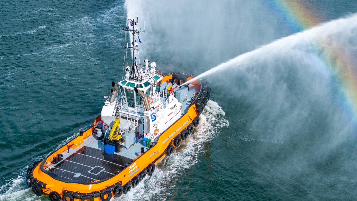 Drake tug uses its FiFi1 firefighting system Hamn Damen ASD tug Drake tug uses its FiFi1 firefighting system Hamn Damen ASD tug