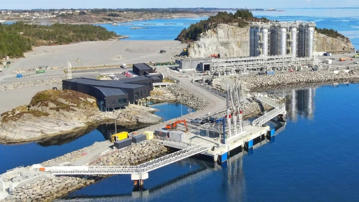 CO2 terminals weigh hydraulic against electric loading arms