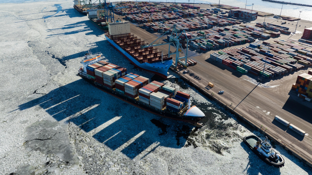 Alfons Hakans tugs clear Finland harbour and support docking of container ship