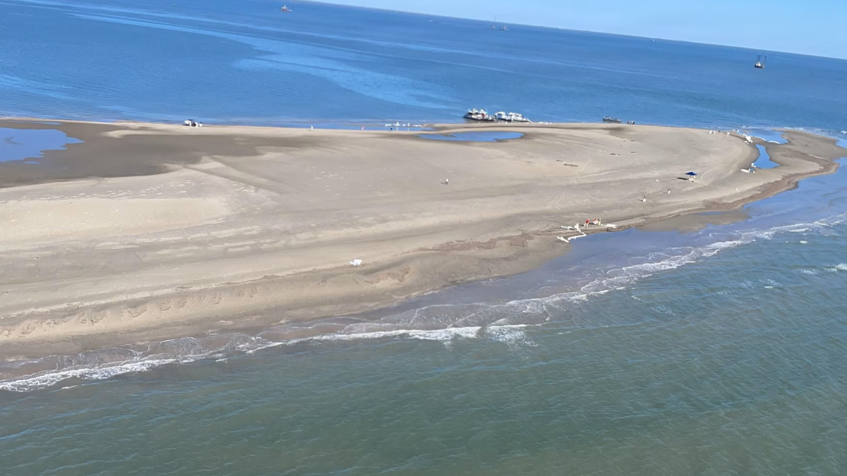 USCG assets respond to an oil spill on the US Gulf coast