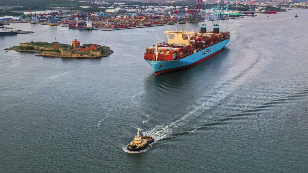 A Svitzer tug tows a container ship from the APM terminal (source: Port of Gothenburg)