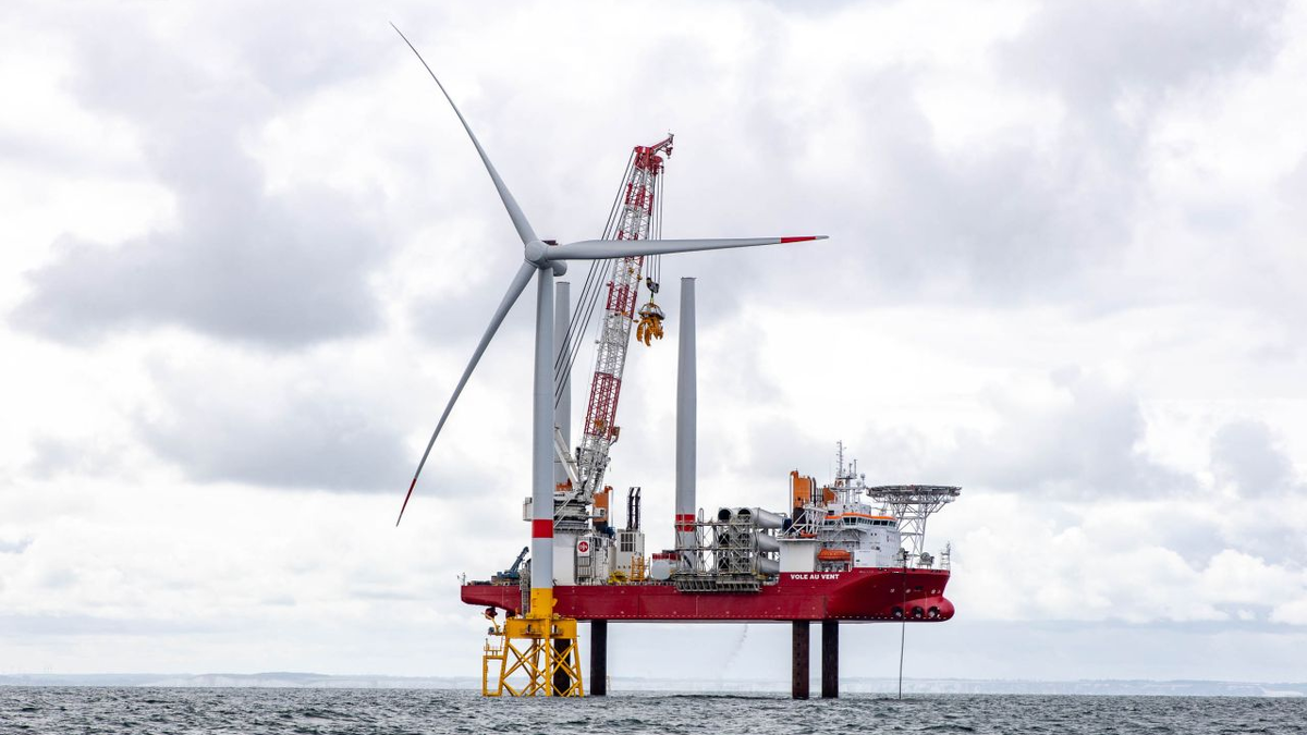 First wind turbine installed at the Dieppe Le Tr&eacute;port offshore windfarm